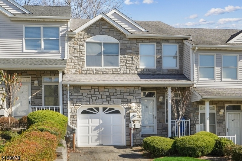 Glenmont Commons Townhome Listings for Sale in Parsippany NJ.