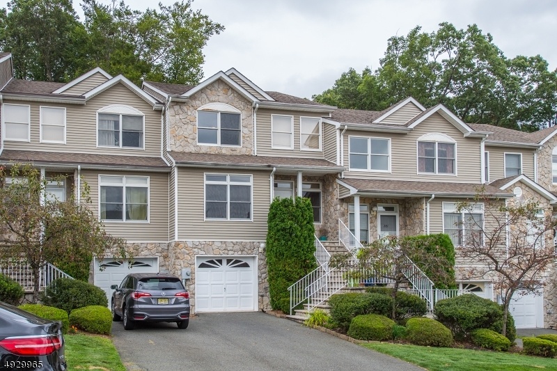 Glenmont Commons Townhome Listings for Sale in Parsippany NJ.